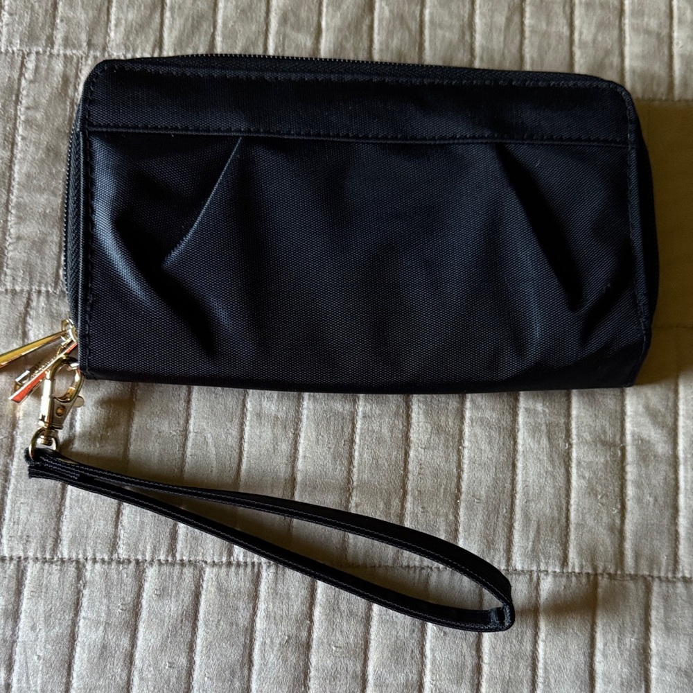 Travelon Black and Gold Wristlet